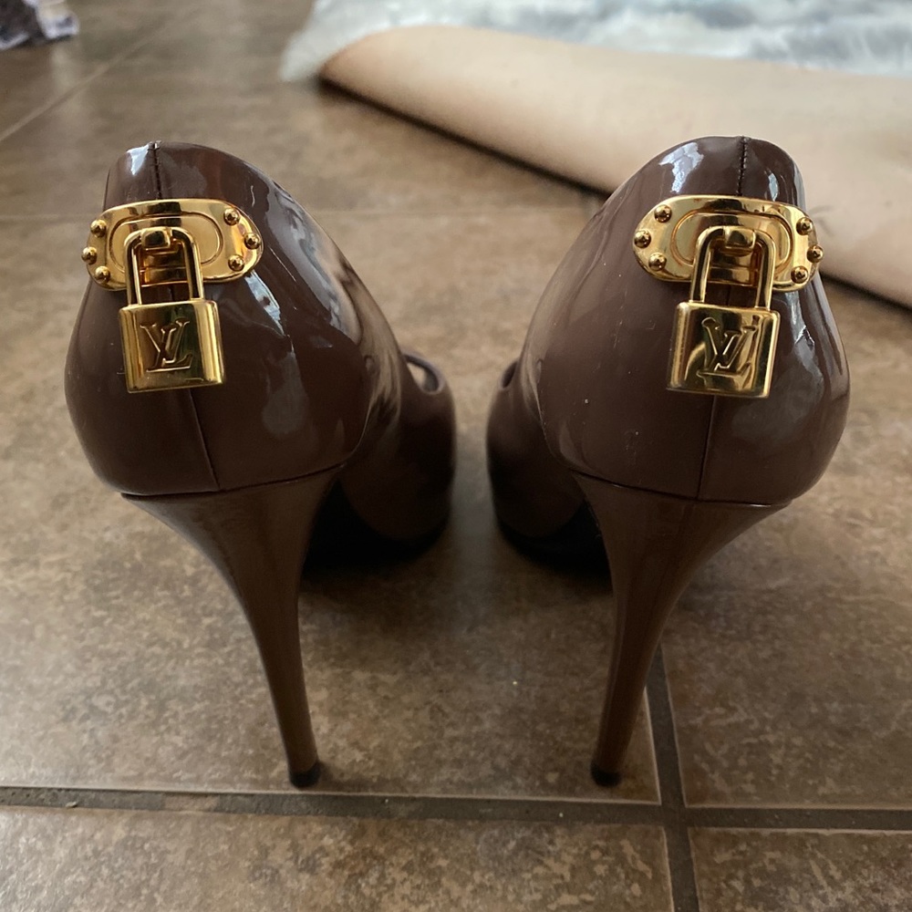 Louis Vuitton size 39 heels